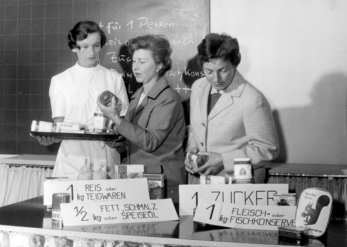 Schwarzweißbild mit drei Beraterinnen in den 50er Jahren